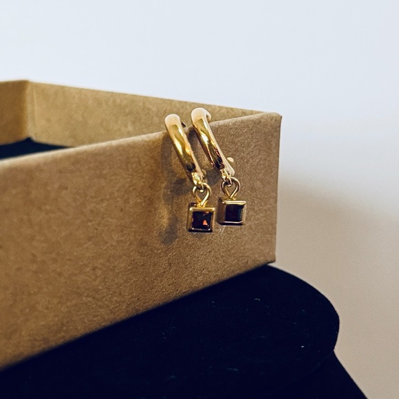 Monet Gold Tone Hoop Drop Earrings Square Garnet Red Stone‎ Dangle Vintage Class - Picture 4 of 8